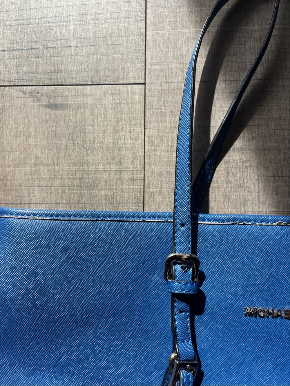 🦋Michael Kors🦋Saffiano Leather Tote Bag in Blue with Gold Tone Accents - Picture 3 of 8
